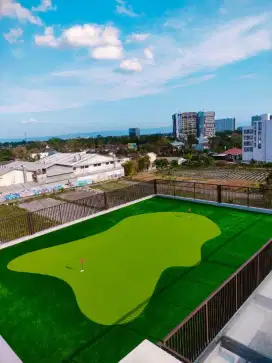 Balkon Jadi Lapangan Mini Golf Keren dengan Rumput Sintetis!