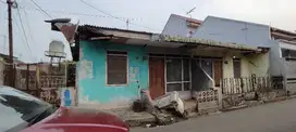 Dijual Tanah dengan 2 bangunan rumah di Pamoyanan Sari