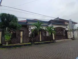 Rumah Jual / Sewa untuk usaha, lokasi strategis Rungkut Asri Tengah