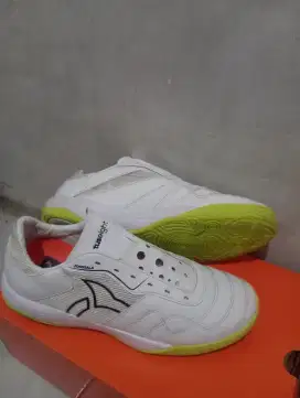 Jual sepatu futsal