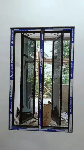 Kusen aluminium dan daun jendela kaca
