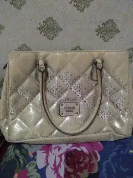 Jual tas wanita kulit bekas merk Guess