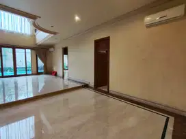 Disewakan Rumah Pondok Indah 650 m2 Furnish Parkir Luas 715 Juta/Tahun