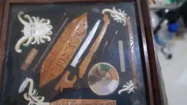 Pajangan senjata suku dayak kalimantan