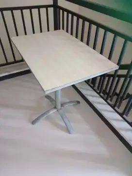 Meja kantor kecil
