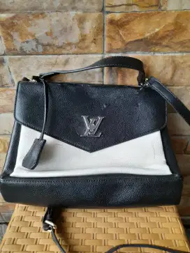 BEKAS TAS LV WANITA ADA LECET LECET