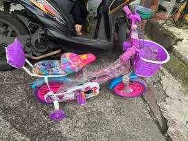 Sepeda masih mulus baru duakali pakai dikarenakan anak nya bosenan