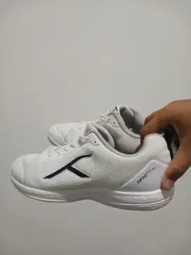 sepatu badminton hundred infinity size 44