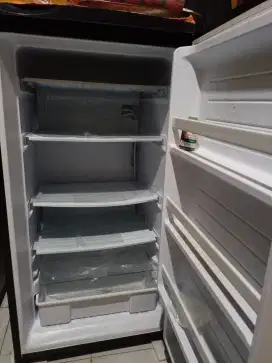 Freezer 4 rak merk aqua kondisi masih baeu
