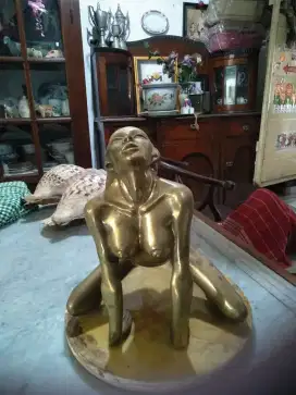 Patung wanita bahan kuningan solid