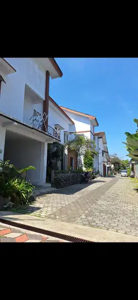 Rumah Besar dan Cantik Dekat Kampus Jember