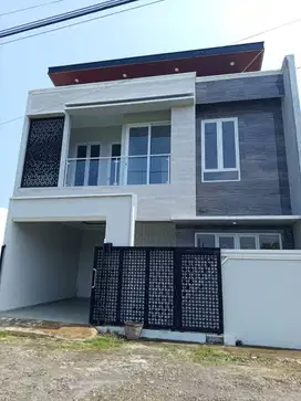 DIJUAL RUMAH 2LANTAI  MEWAH 50 METER KE JALAN RAYA SOLOBARU-BAKI