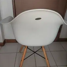 Kursi informa putih