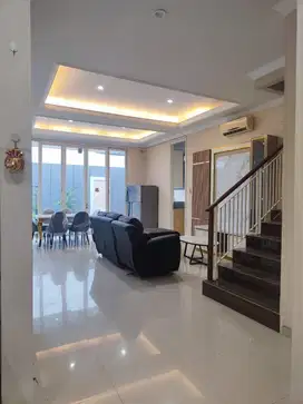 Disewakan Rumah 2 Lantai Siap Huni Semi Furnish di VBR 2 Pakuwon Indah