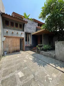 Jual rumah Di Kavling DKI  Dengan Nuansa Villa