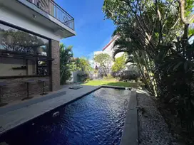 Disewakan Villa 5 Kamar di Jalan Batu Bolong, Canggu