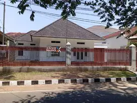 Disewakan Rumah Usaha Lokasi Strategis di Jl. Gunung - gunung, Malang
