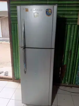 Kulkas Toshiba 2 pintu second bekas