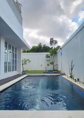 Dijual Rumah Gaya Villa di Kerobokan