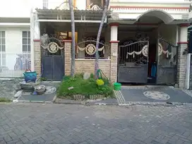 DEKAT PERTOKOAN SUPERMALL Dijual Rumah Lokasi Perum Vila Valensia Sura