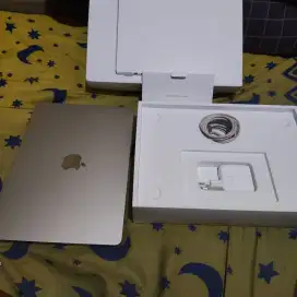 macbook air m3 13 inch 8/256