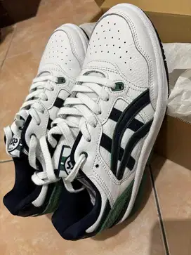 Sepatu Wanita Asics White Midnight