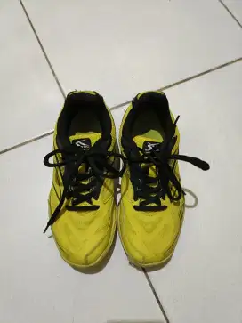 sepatu merek spotec ukuran 37