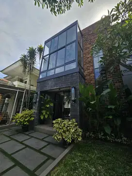 JUAL RUMAH MEWAH CANTIK 3 LANTAI DALAM CLUSTER SIAP HUNI DI BSD CITY