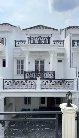 RUMAH MEWAH 3 LANTAI LOKASI PREMIUM SELANGKAH KE PINTU TOL