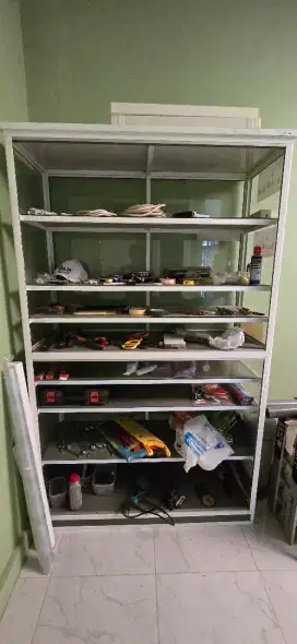Lemari pajang almanium