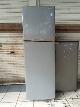 Di jual kulkas 2 pintu merk THOSIBA