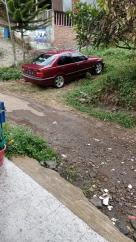 BMW e320i M40 merah maroon
