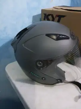 Jual helm KYT size M.. kondisi 90%  Kel kardus saja..