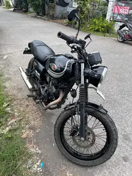 Kawasaki W175 SE semi Tracker