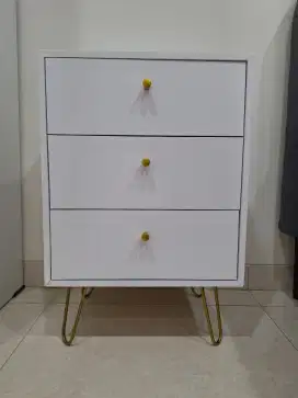 meja nakas / lemari nakas putih , meja samping tempat tidur