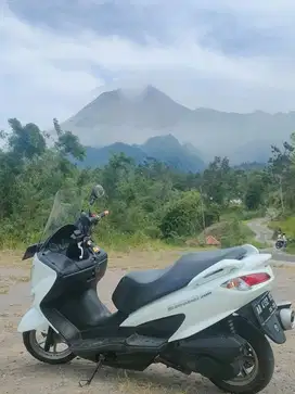 Dijual motor kelangenan suzuki Burgman 200 warna putih tahun 2015