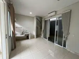 Rumah Hook Banci Sebelah Taman 2 Kamar Ada AC di BSD Dekat Eastvara