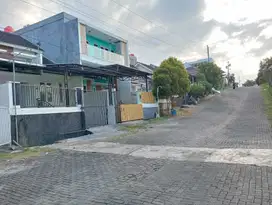 Rumah di Jalan Utama Perum Griya Lestari View Laut Jawa