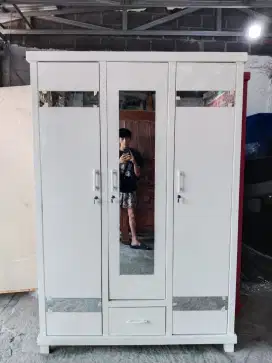Lemari Pakaian 3 Pintu Kayu Multiplek Anti Air