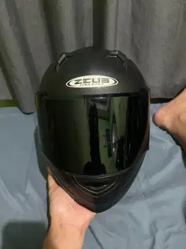 Helm Zeus 811 Solid Black