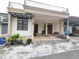 Rumah mewah 2 lantai deket gerbang perumahan dan jalan raya