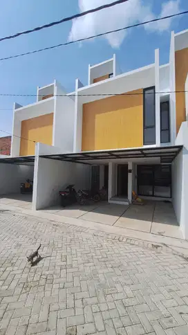 RUMAH BARU READY 4 KAMAR TIDUR LOKASI DI PINGGIR JALAN RAYA