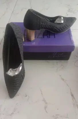 Sepatu heels hitam