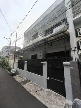 Disewakan Rumah 2lt di Tanjung Duren Utara