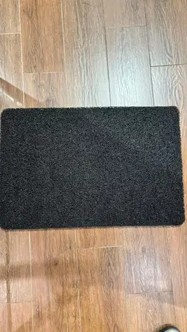 Karpet hitam nyerap air