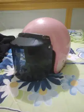 Helm retro masih baru
