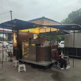 Booth container makanan full and full