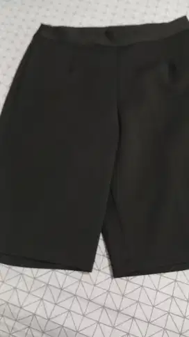 Celana hitam wanita