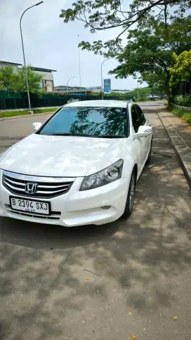 Honda Accord VTI-L putih tahun 2011