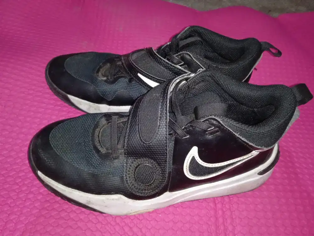 Sepatu nike ukuran 39 warna hitam